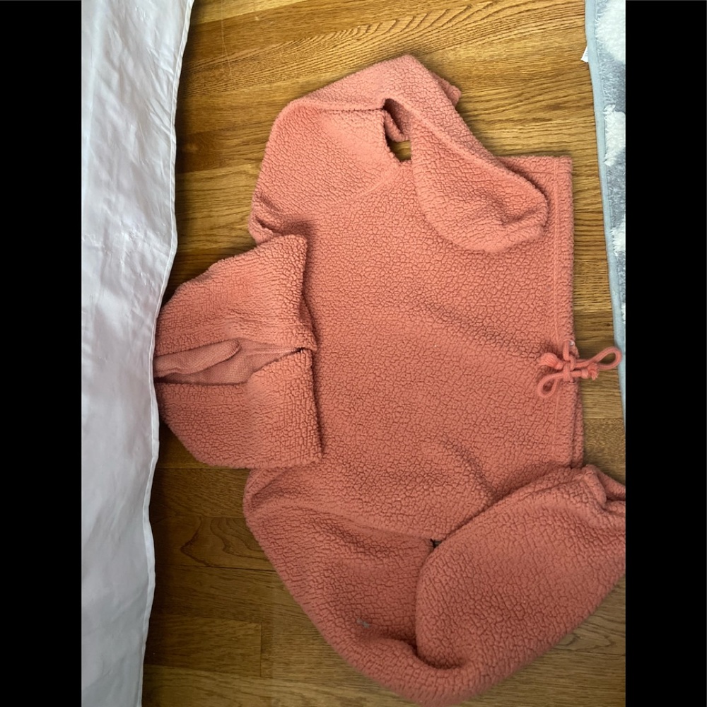 cropped fuzzy sweater/ adjustable drawstring